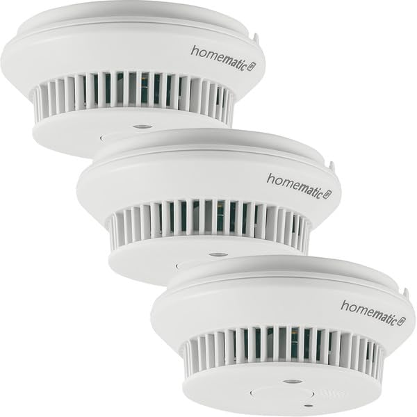 Homematic IP Smart Home Rauchwarnmelder 3er-Set Q-Label: Drei weiße, runde Melder. Erkennt Brandrauch, warnt zuverlässig vor Feuer.
