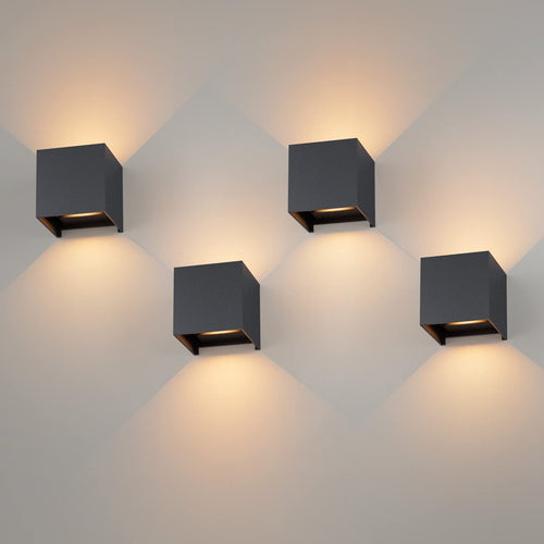 K-Bright LED Aussenwandleuchte 4er Set – Anthrazit, Warmweiss. Rechteckige, anthrazitfarbene LED-Leuchten. Warmweißes Licht zur Fassade.