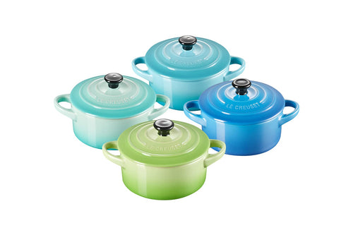 Le Creuset Mini Cocottes Steinzeug 4er-Set - Meeresbrise 200 ml. Runde, ozeanblaue Steinzeug-Töpfchen zum Servieren und Backen von Einzelportionen.