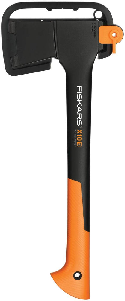Fiskars X10-S Universalaxt – 44 cm, Schwarz/Orange. Axt mit schwarzem Axtkopf und orangefarbenem Stiel. Hackt Brennholz, entastet und spaltet kleine Scheite.