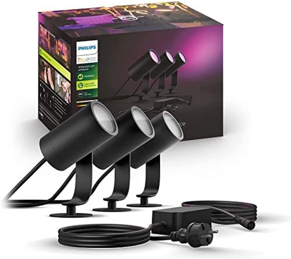 Philips Hue Lily Gartenstrahler Basis Set 3er Pack Schwarz. 3 schwarze, zylindrische LED-Strahler mit Erdspieß. Smarte RGB-Außenbeleuchtung.