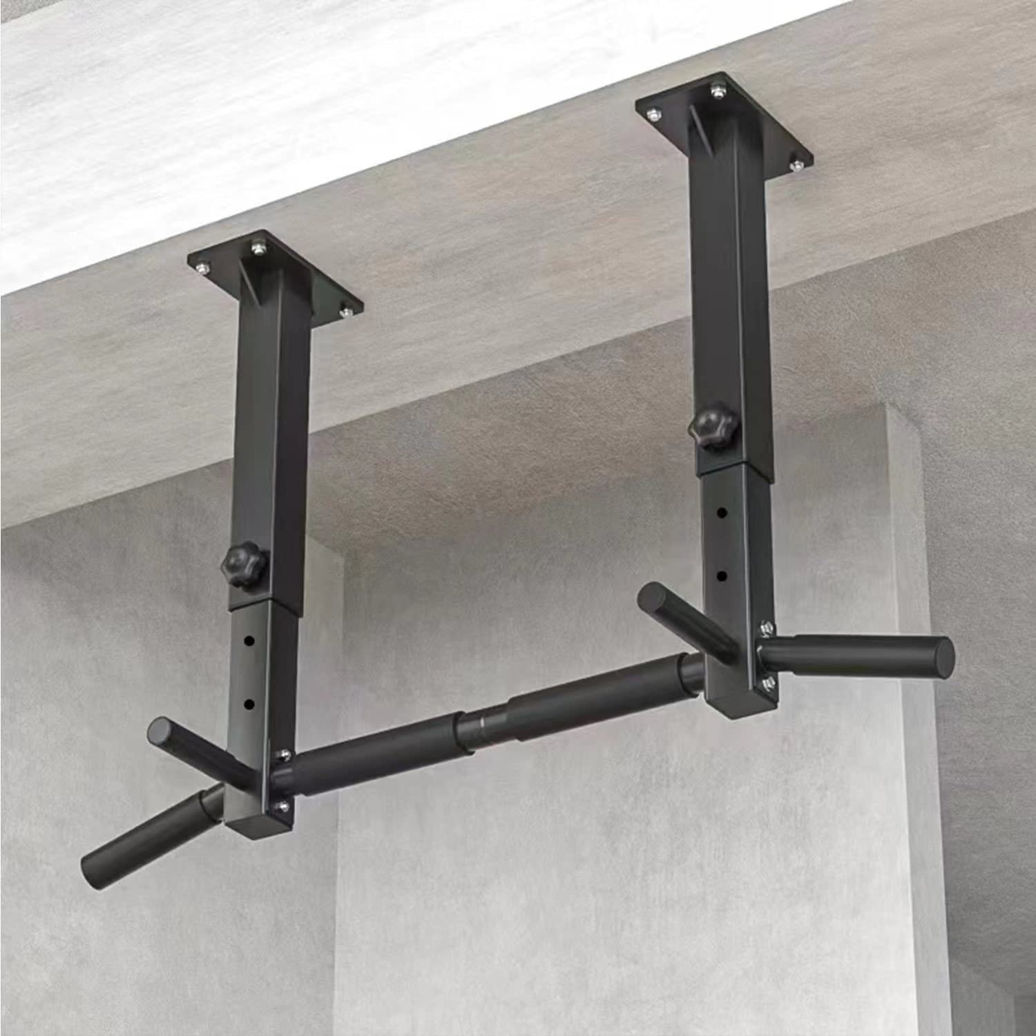 Cometofit Deckenhalterung für Klimmzugstangen - Black2. Robuste, schwarze Stahlkonstruktion zur sicheren Deckenmontage einer Klimmzugstange.
