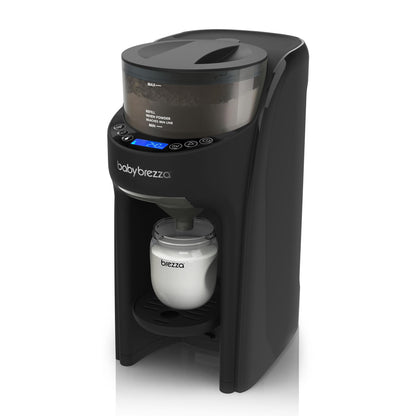 Baby Brezza Formula Pro Advanced – Automatischer Flaschenzubereiter. Schwarzes Gerät mischt Milchpulver & Wasser in 3 Temperaturen für Babyflaschen.