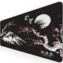 Nyfter Gaming Mauspad Sakura Schwarz - 3XL 1200x600mm. Großes, schwarzes Rechteckpad mit Sakura-Design für präzise Mausführung beim Gaming.
