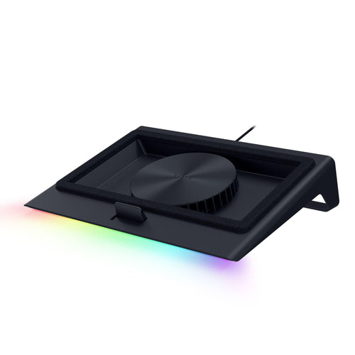 Razer Smart Cooling Laptop-Ständer – 14-18 Zoll Schwarz. Schwarzer, angewinkelter Ständer mit Lüfter zur Laptop-Kühlung und Ergonomie-Optimierung.