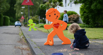 StreetBuddy Warnfigur mit Fahne – Kindersicherheit Warnaufsteller Grün
