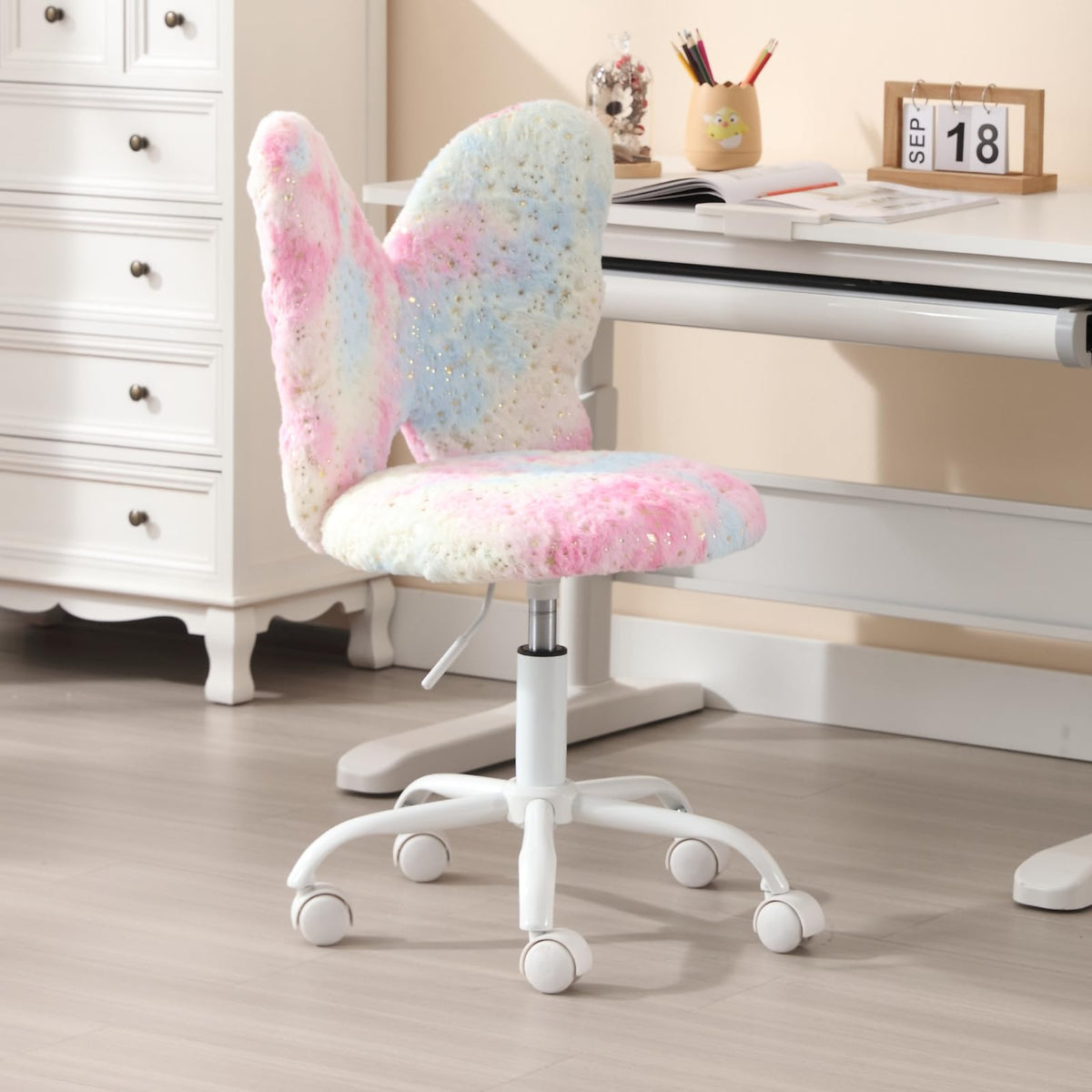 chairus Kunstfell Kinder Drehstuhl ohne Armlehne - Rosa. Rosa, mit Kunstfell bezogen. Bietet ergonomischen Sitzplatz für Kinder am Schreibtisch.