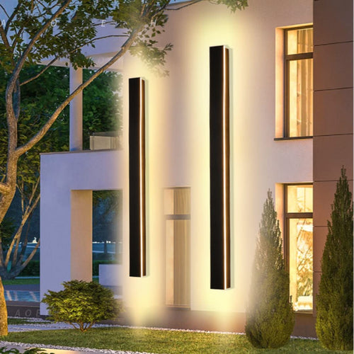 Lange Wandleuchte Villa LED Aussen/Innen 100cm schwarz. Eine 100cm lange, schwarze LED-Leuchte zur Wandmontage für Aussen- und Innenbeleuchtung.