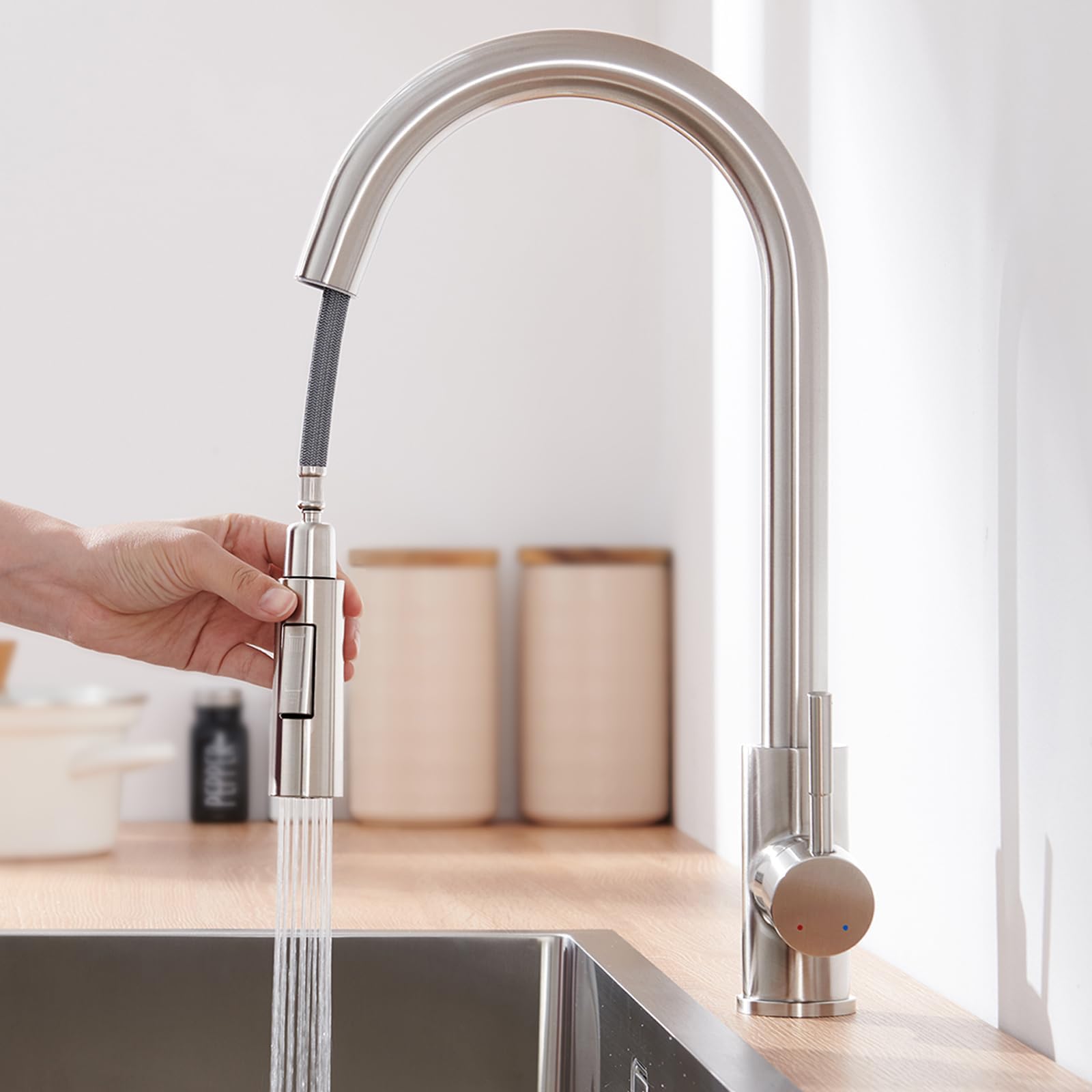 Lonheo Küchenarmatur ausziehbar mit Brause Edelstahl Hochdruck: Silbrige Armatur mit ausziehbarer Brause zur Wasserversorgung am Spülbecken.