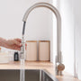 Lonheo Küchenarmatur ausziehbar mit Brause Edelstahl Hochdruck: Silbrige Armatur mit ausziehbarer Brause zur Wasserversorgung am Spülbecken.