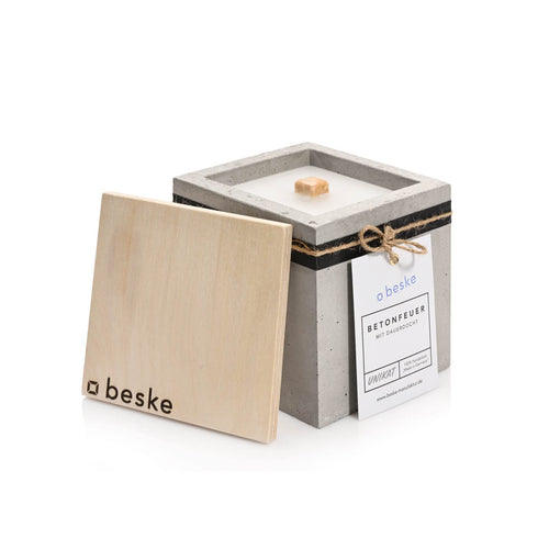 Beske-Manufaktur Design Betonfeuer Outdoor Kerze Dauerdocht 13x13x13cm. Grauer Beton-Kubus mit Dauerdocht für stimmungsvolles Licht im Außenbereich.
