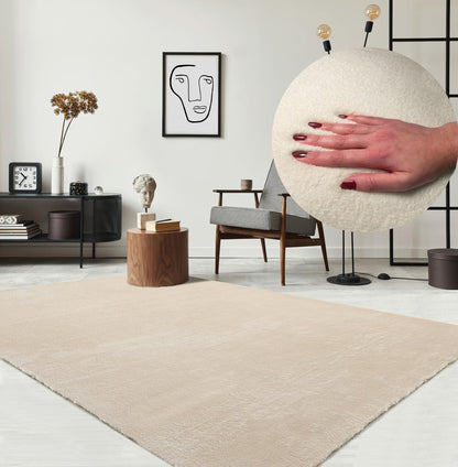 the carpet Relax Felloptik Teppich - Beige 240x340 cm. Rechteckiger beiger Felloptik-Teppich zur Bodengestaltung in Wohnräumen.