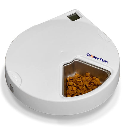 Closer Pets C500 5-Napf Futterautomat Digital-Timer – Weiss. Runder, weißer Futterautomat mit fünf Futterkammern. Ermöglicht zeitgesteuerte Fütterung von Haustieren.