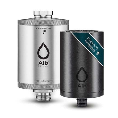 Alb Filter Balance Duschfilter - Edelstahl Natur Finish. Zylindrischer Filter aus silbernem Edelstahl für sauberes, kalkarmes Duschwasser.