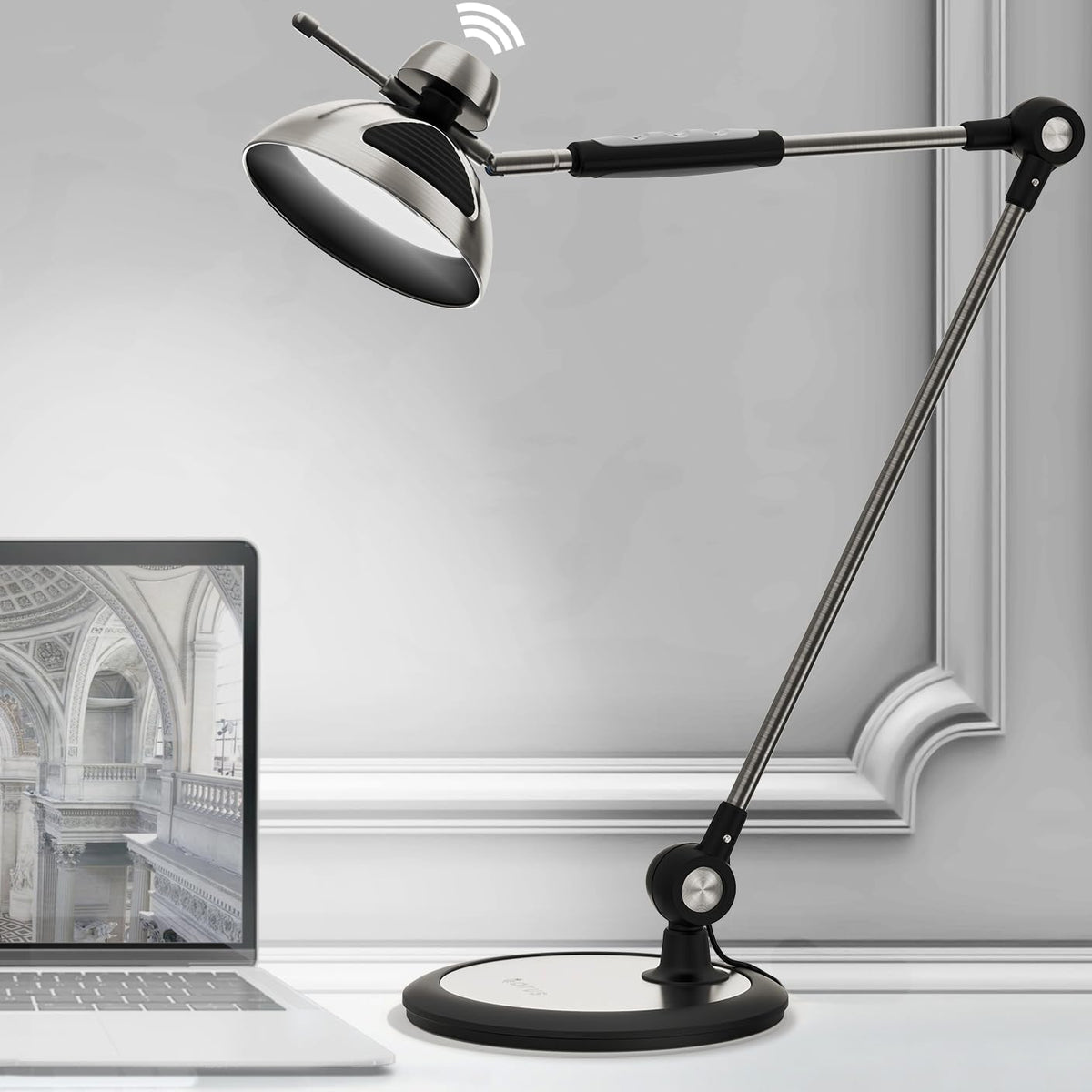 OTUS Schreibtischlampe. LED-Lampe mit retro Flexarm für dimmbare Arbeitsplatzbeleuchtung per Gestensteuerung.