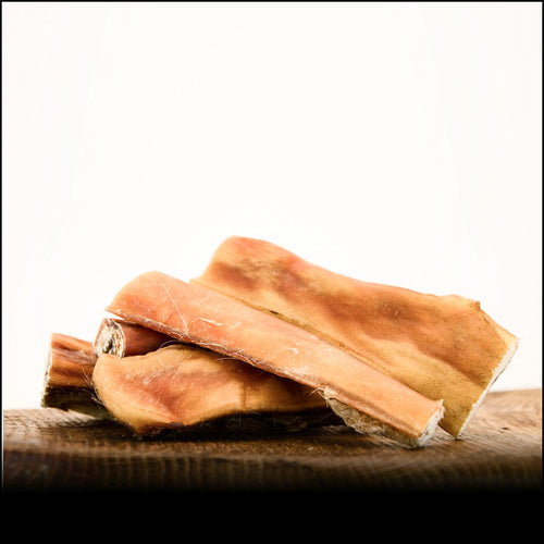 George & Bobs Rinderkopfhaut Hundekausnack - 5x1000g. Naturfarbene, feste Rinderkopfhautstreifen. Fördert die Zahnhygiene und beschäftigt Hunde.