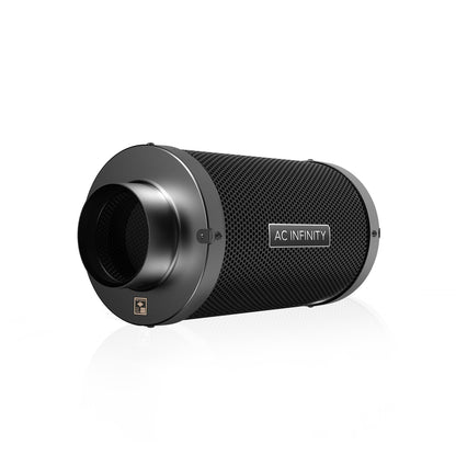 AC Infinity Aktivkohlefilter Abluftfilter – 100mm. Zylindrischer schwarzer Metallfilter zur effektiven Geruchs- und Partikelentfernung in Entlüftungssystemen.