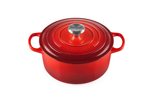 Le Creuset Signature Gusseisen-Bräter Ø 24cm, Kirschrot. Runder, kirschroter Gusseisentopf mit Deckel. Perfekt zum Schmoren und Braten im Ofen.