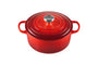 Le Creuset Signature Gusseisen-Bräter Ø 24cm, Kirschrot. Runder, kirschroter Gusseisentopf mit Deckel. Perfekt zum Schmoren und Braten im Ofen.