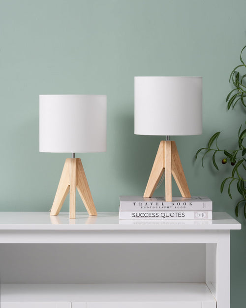 EDISHINE 2er Set Tischlampe Holz LED Nachttischlampe Leinen. Zwei Lampen mit Holzsockel und zylindrischem Leinenschirm, spenden warmweißes Licht für den Nachttisch.