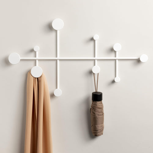 Kazai Sval Minimalistische Wandgarderobe Metall – Weiss. Weiße Metallgarderobe zur Wandmontage, bietet Platz für Jacken und Mäntel.