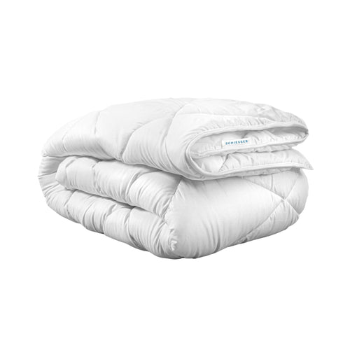 Schiesser Hygge Ganzjahresbettdecke - 155x220cm | Für Allergiker. Weiße, rechteckige Decke für ganzjährigen, allergikerfreundlichen Schlaf.