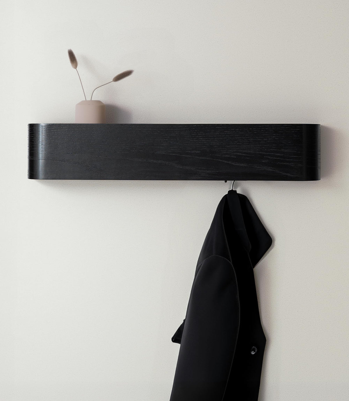 Kazai Toke moderne Wandgarderobe. Schwarzes Echtholzfurnier Eiche. Zur Wandmontage, dient der Aufbewahrung von Jacken und Mänteln.