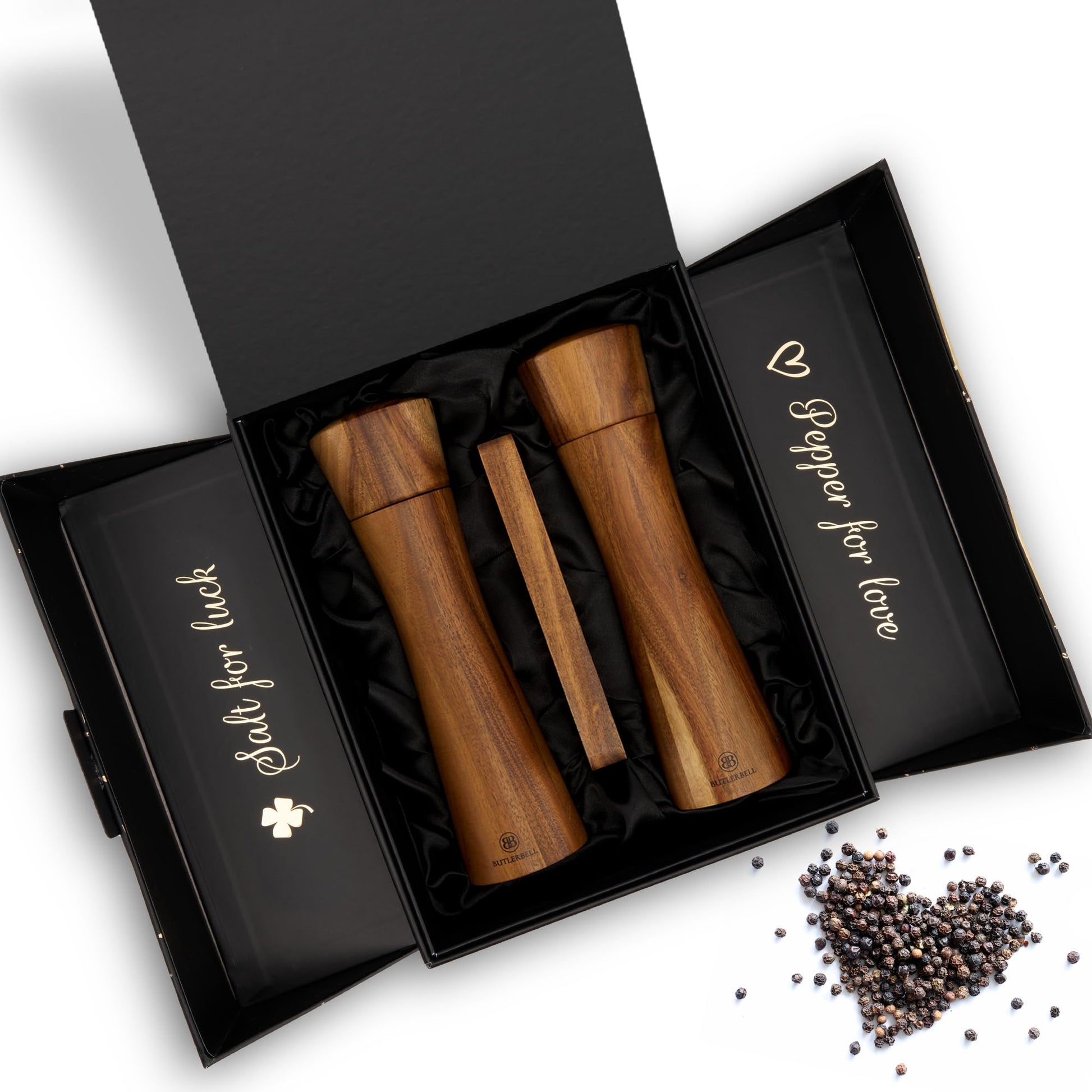 BUTLERBELL® Salz- & Pfeffermühlen Set Holz mit Untersetzer. Zwei holzfarbene Mühlen auf passendem Holzuntersetzer. Mahlt Salz und Pfeffer frisch.