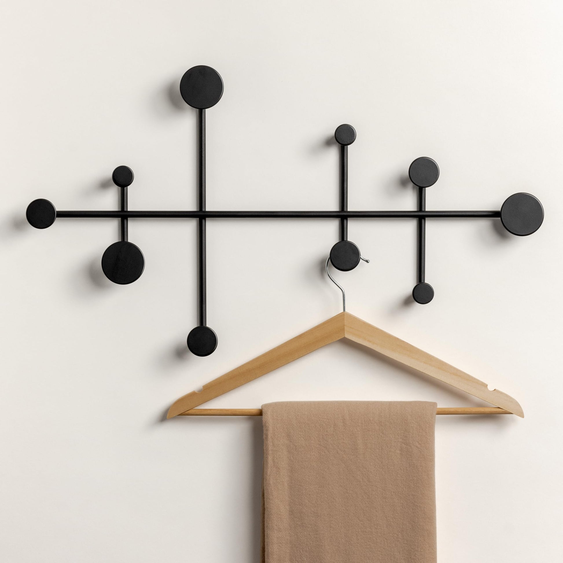 Kazai Sval Metall Garderobenleiste für die Wand - Schwarz. Rechteckige schwarze Leiste mit Haken zur Wandmontage für Garderobe.