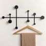 Kazai Sval Metall Garderobenleiste für die Wand - Schwarz. Rechteckige schwarze Leiste mit Haken zur Wandmontage für Garderobe.