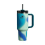 STANLEY 1913 Quencher H2.0 Flowstate Thermobecher 1.2 L mit Strohhalm aus Edelstahl in Coastal Teal Motion