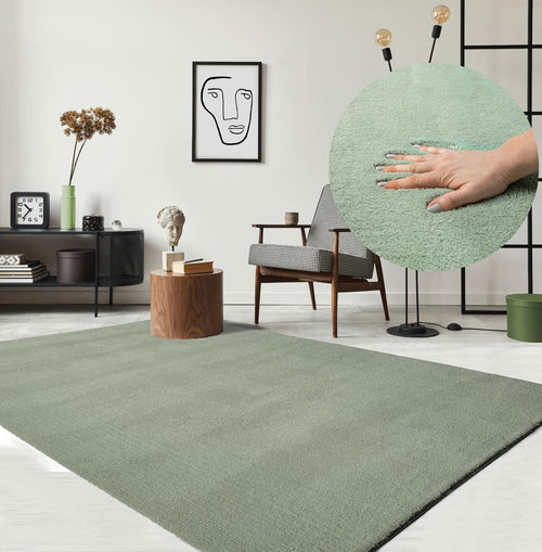 the carpet Relax Kurzflor Teppich – Grün, 200x280 cm. Rechteckiger grüner Kurzflorteppich zur Bodengestaltung im Wohnbereich.
