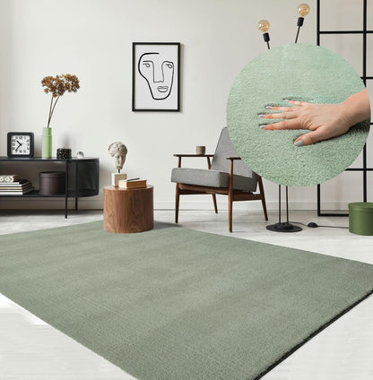 the carpet Relax Kurzflor-Teppich in Felloptik, Grün, 140 x 200 cm, flauschiger Flor