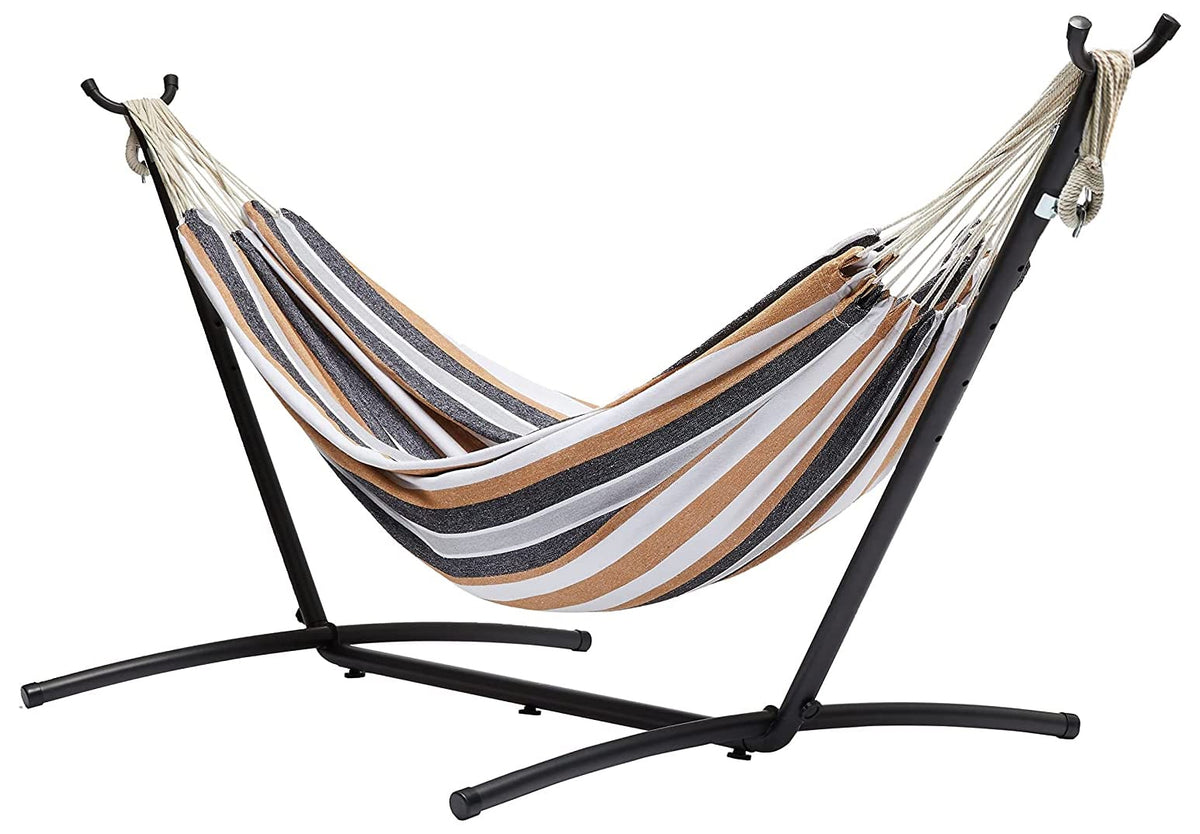 Amazon Basics Stoff-Hängematte mit Gestell – Mehrfarbig. Eine mehrfarbige Stoffliege auf Gestell zum bequemen Entspannen im Freien.