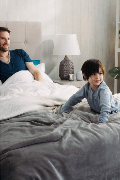 Bedsure Kuscheldecke Sherpa Flanell Wohndecke, Grau, 220 x 240 cm