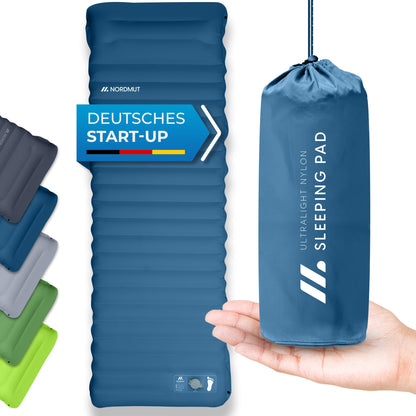NORDMUT Isomatte Selbstaufblasend 10cm Camping – Blau. Blaue, rechteckige Matte, 10cm. Isoliert & polstert für Camping.