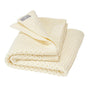 Disana Waben-Strickdecke Bio-Merinowolle Babydecke - Natur. Naturfarbene Rechteckdecke aus Bio-Merinowolle im Wabenstrick. Wärmt Babys sanft.