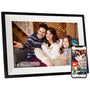 Frameo Digitaler Bilderrahmen 10.1 Zoll – WALN 32 GB in Walnussoptik, zeigt Fotos und Videos an.