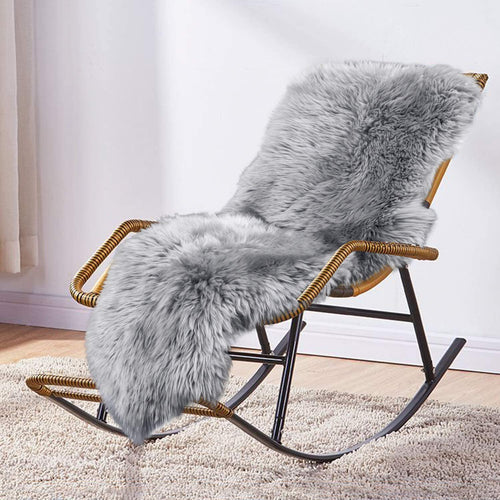MYLUNE HOME Lammfell Teppich – Echt gross 170x60cm Grau. Rechteckiger, grauer Lammfellteppich wärmt als Bodenbelag und Deko.