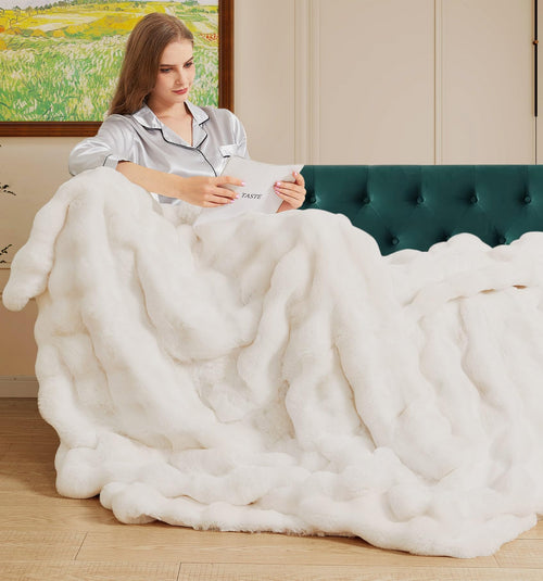 ORINOVA Kuscheldecke Plüsch Flauschig – 150x200 cm Beige. Rechteckige beige Plüschdecke zum Wärmen und Zudecken auf dem Sofa oder Bett.