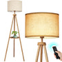 OUTON LED Stativ Stehleuchte Holz Regal - Beige Schirm. Dreibein-Stehleuchte aus Holz mit beigem Textilschirm und Ablagefläche zur Raumbeleuchtung.