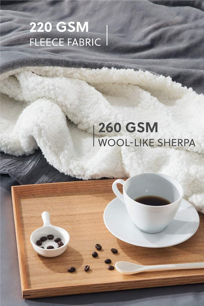 Bedsure Kuscheldecke Sherpa Flanell Wohndecke, Grau, 220 x 240 cm
