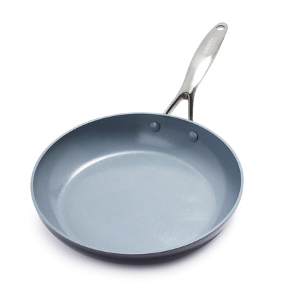 GreenPan Valencia Pro Antihaft Keramik Bratpfanne 28 cm. Runde, dunkle Pfanne mit heller Keramik-Antihaftbeschichtung zum fettarmen Braten.