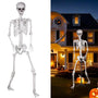 Halloween Plastikskelett Ganzkörper – Bewegliche Gelenke 240cm: Weißes Kunststoffskelett zur gruseligen Halloween-Dekoration.