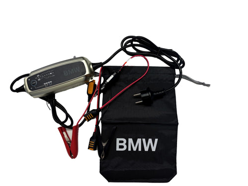 BMW Motorrad Original Batterieladegerät Plus - Teilenummer 77022470950. Kompaktes, schwarzes Gehäuse. Lädt und pflegt Motorradbatterien.