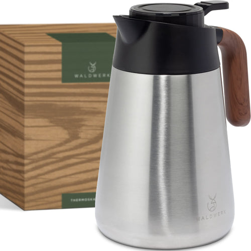 WALDWERK Thermoskanne 1,5 L – doppelwandige Edelstahl-Isolierkanne mit tropffreiem Ausguss und Druckknopf-Deckel
