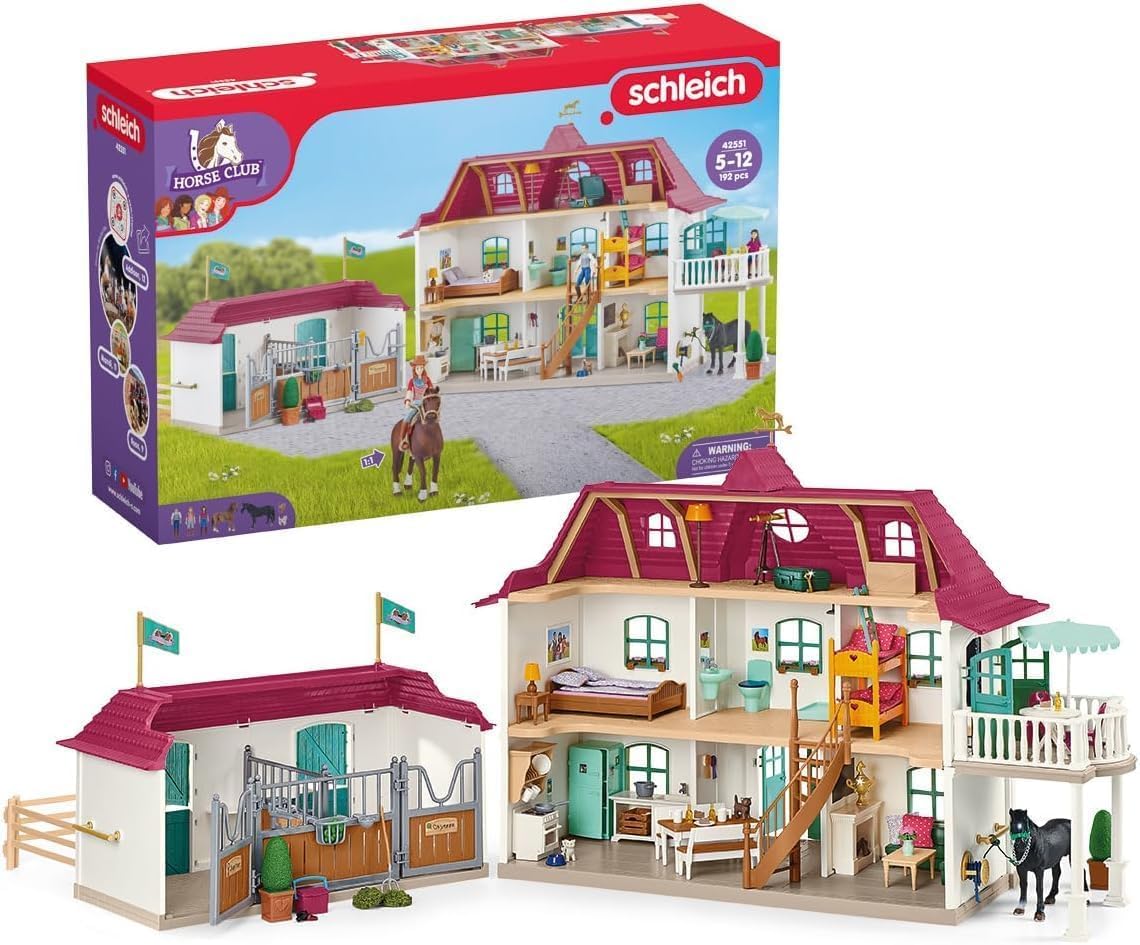 SCHLEICH Horse Club Lakeside Pferdehof Pferde Spielset - 42551: Detaillierter brauner Pferdehof mit grünem Dach, Zaun und Figuren zum Spielen.