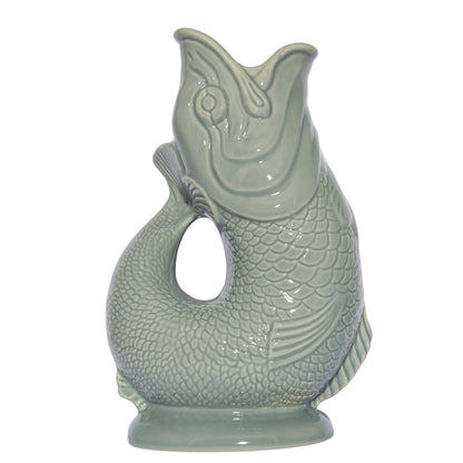 Gluckigluck Original Gluggle Jug Wasserkaraffe – Sage: Fischförmige, salbeigrüne Keramikkaraffe zum Servieren von Getränken mit gluckerndem Geräusch.