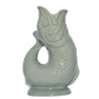 Gluckigluck Original Gluggle Jug Wasserkaraffe – Sage: Fischförmige, salbeigrüne Keramikkaraffe zum Servieren von Getränken mit gluckerndem Geräusch.