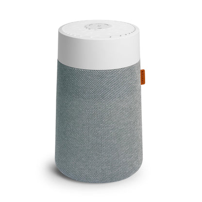 BLUEAIR Blue Pure Mini Max Luftreiniger. Kompaktes, weiß-blaues Gerät. Reinigt die Luft effizient in Büros und Schlafzimmern.